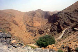 Westsahara, Marokko: Expeditionsreise Marokkos Süden - Abstieg zum Fluss im Anti Atlas